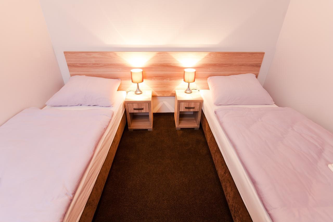 Palac Nad Jeziorem Chociwel エクステリア 写真